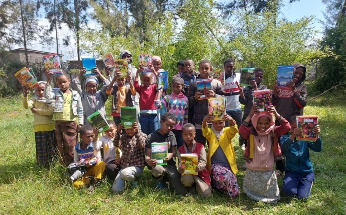 공책 선물받은 아이들 단체사진1